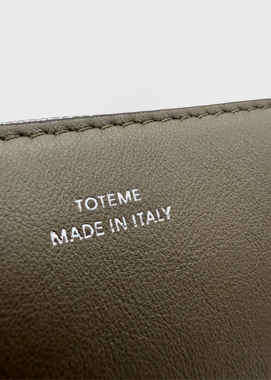 TOTEME Clutch T-Lock White Hammered