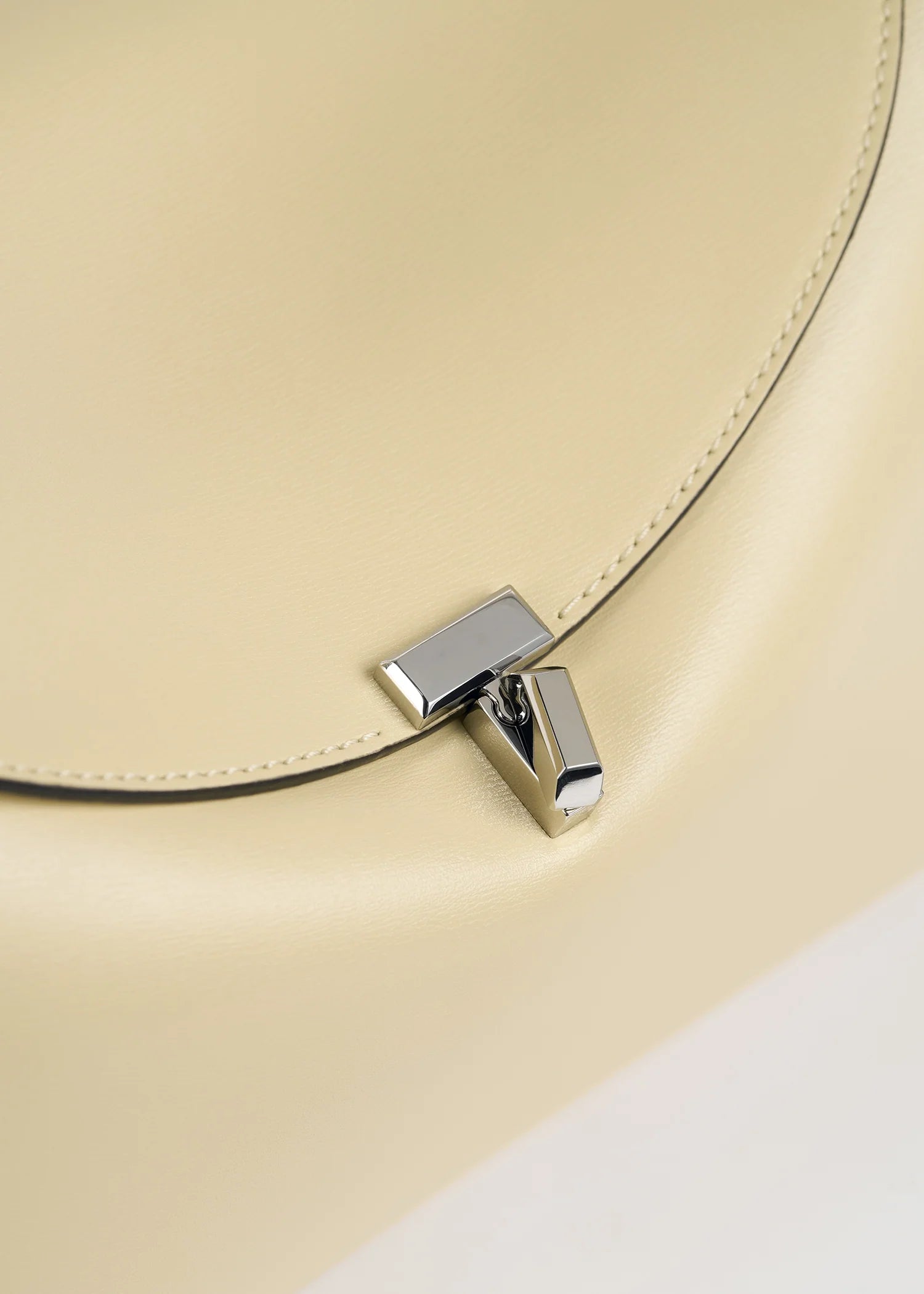 Toteme T-Lock in Canvas