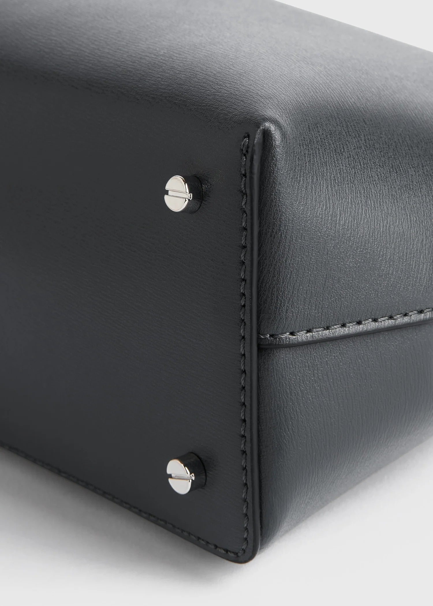 Toteme Clutch T-Lock in leather Shark