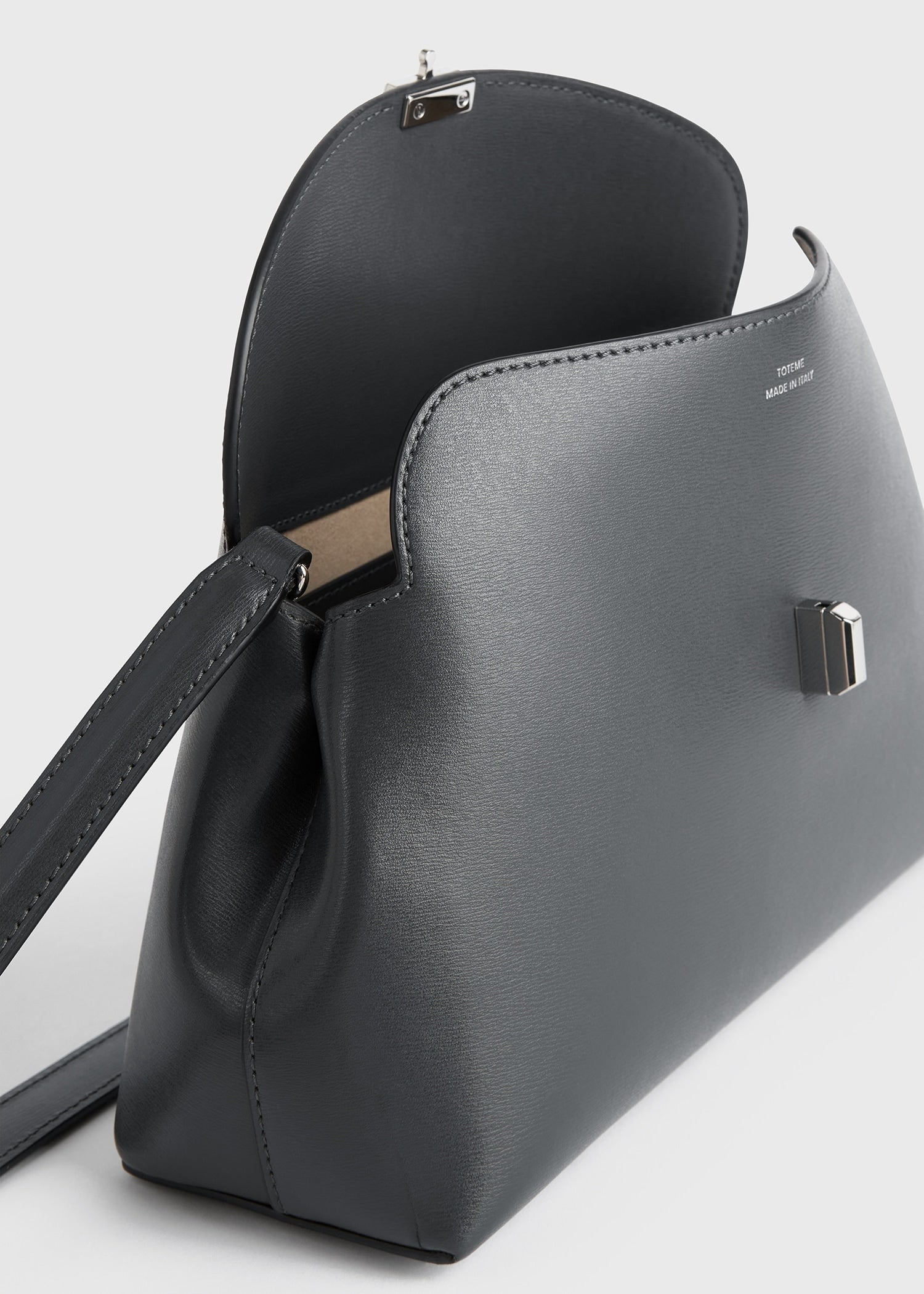 Toteme Clutch T-Lock in leather Shark