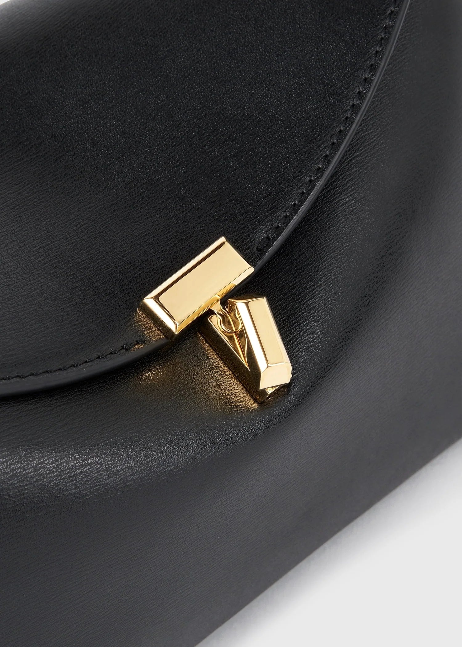 Pochette TOTEME en cuir marron foncé avec fermoir en T