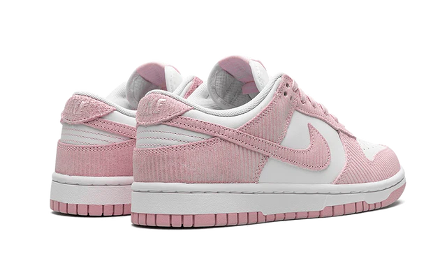 Nike Dunk Low en velours côtelé rose