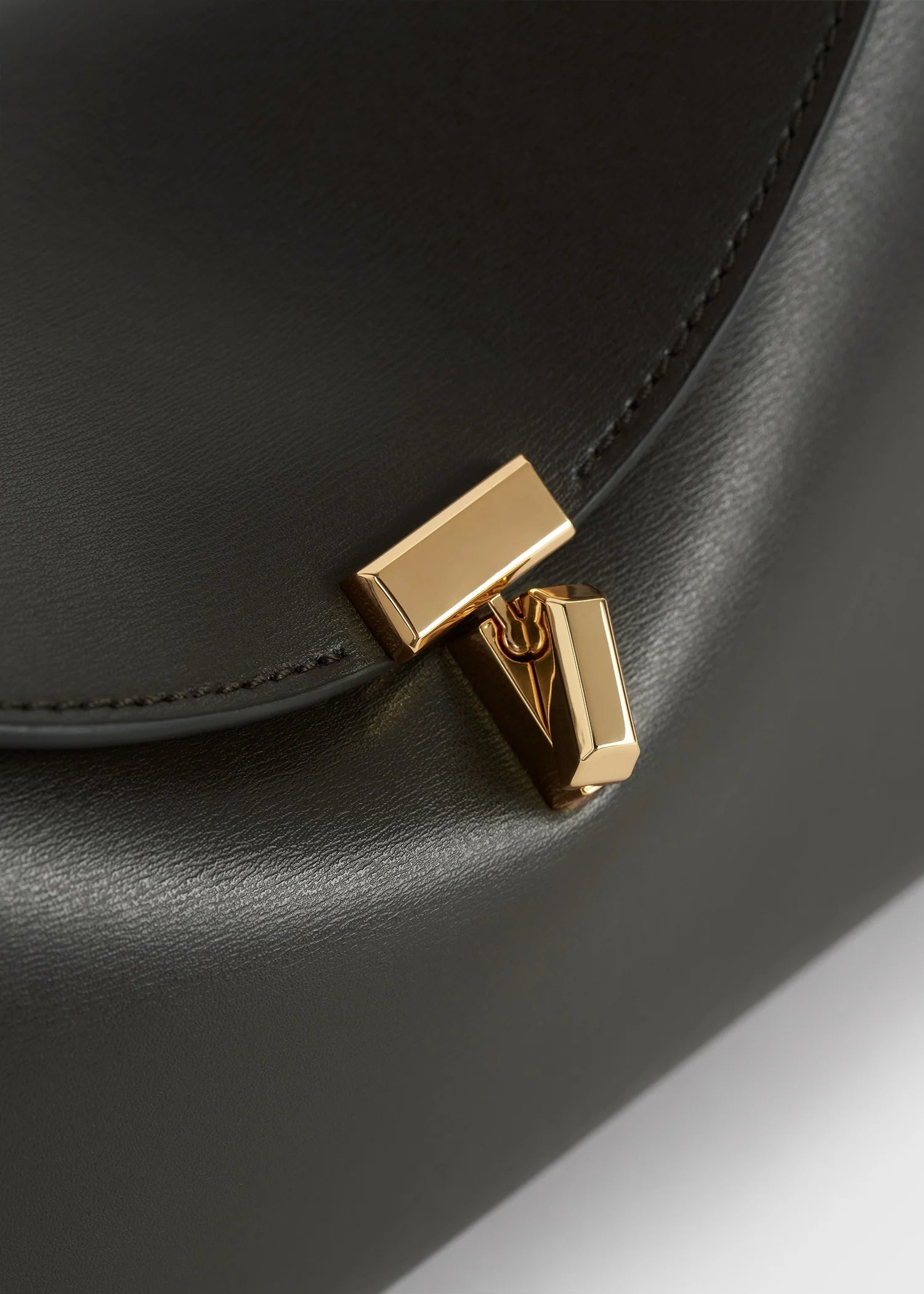 TOTEME Clutch T-Lock Noir Martelé