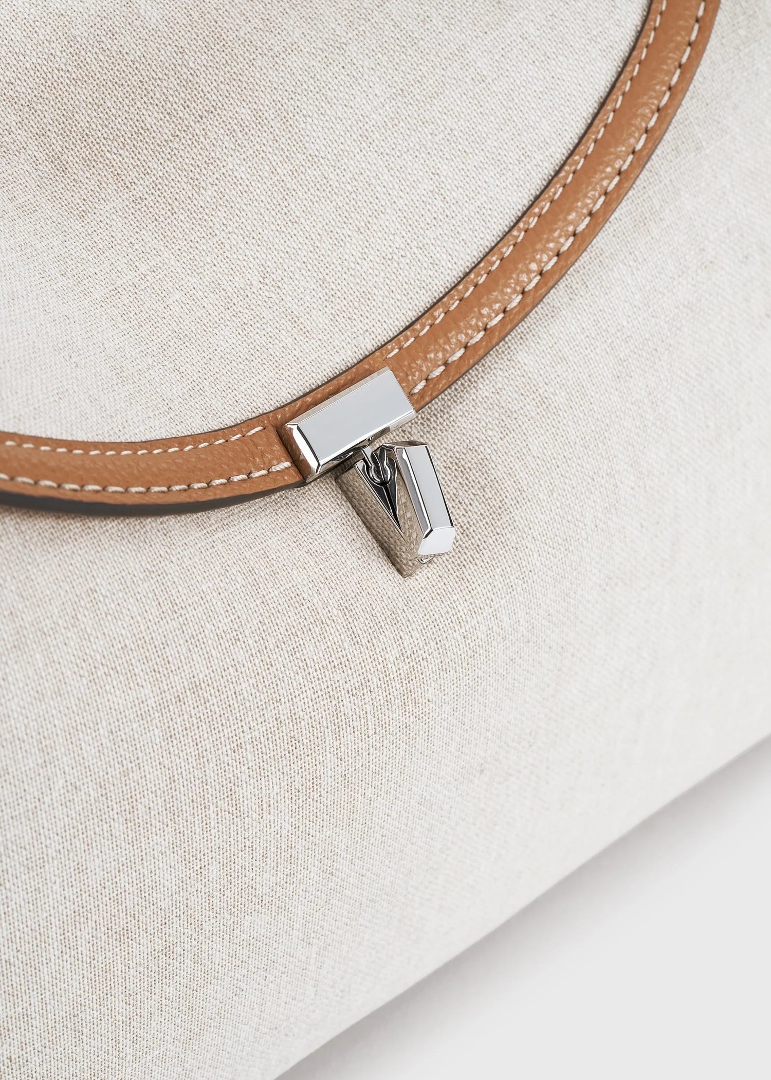 TOTEME Clutch T-Lock Noir Martelé