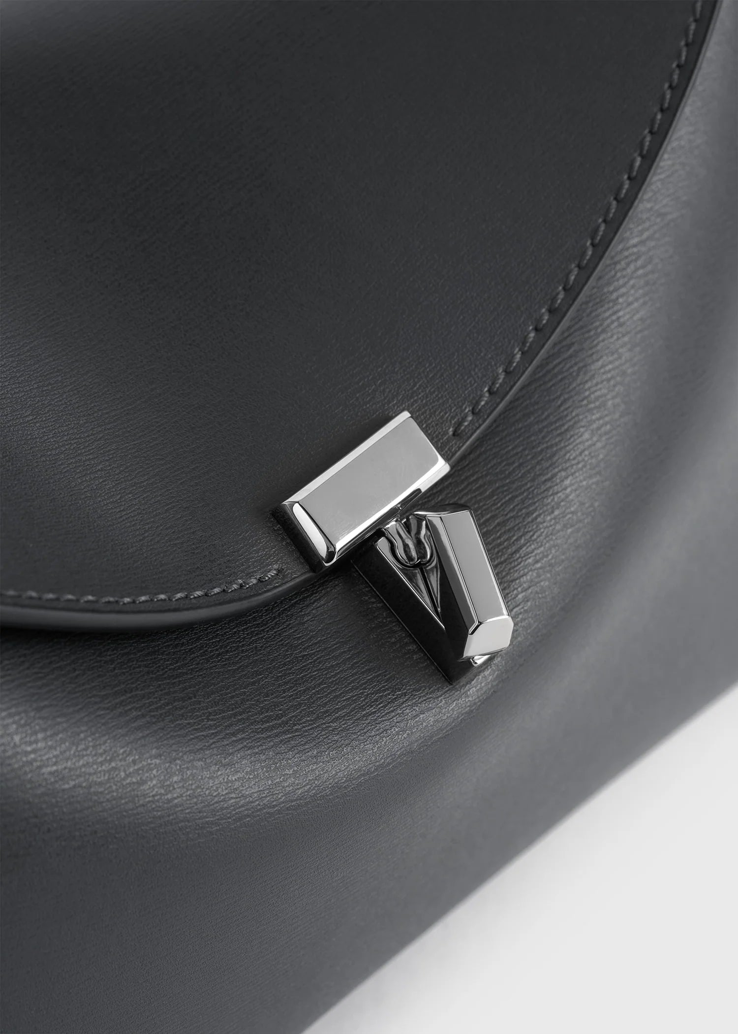 Toteme Clutch T-Lock in leather Shark