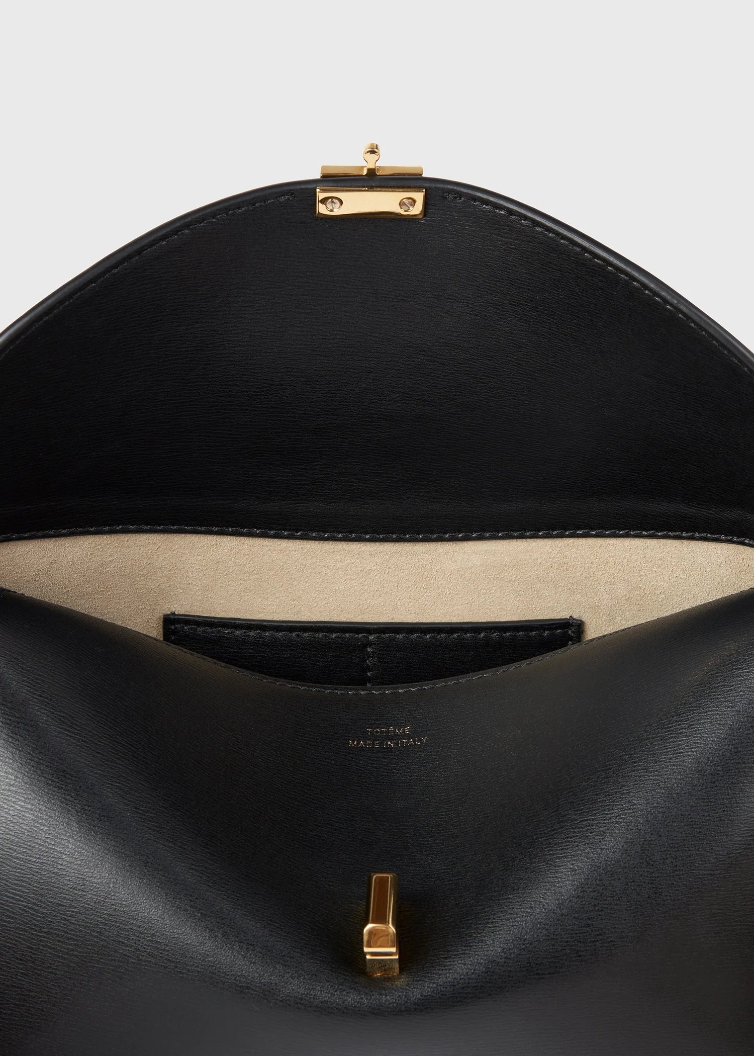 Pochette TOTEME en cuir marron foncé avec fermoir en T 