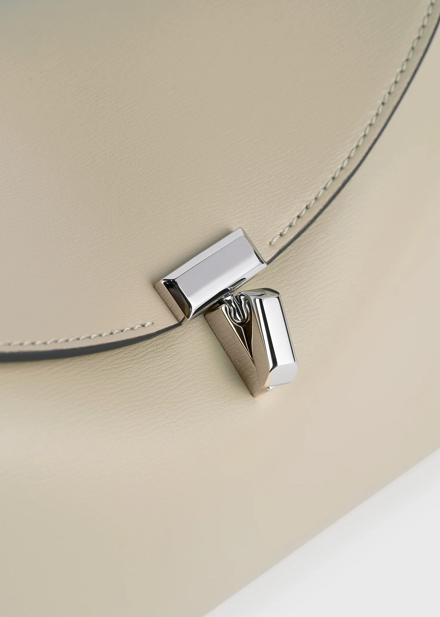 Pochette TOTEME T-Lock en cuir beige