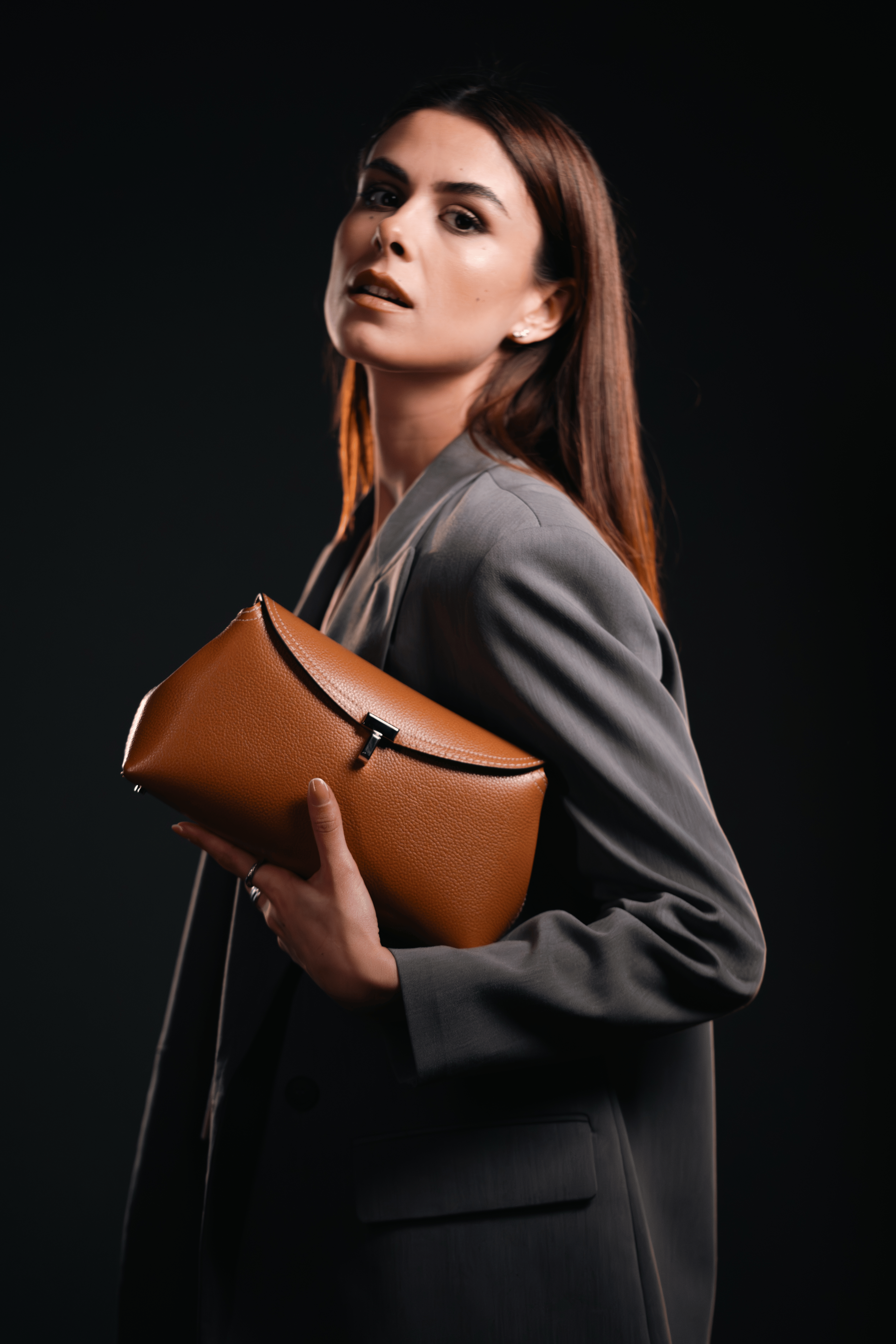 Toteme Clutch T-Lock in pelle Brown